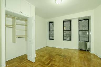 Main picture of 231 E 12th St