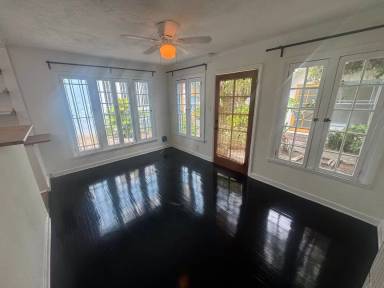 Main picture of 3927 Melrose Ave