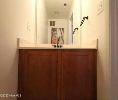Main picture of 9010 Banister Loop
