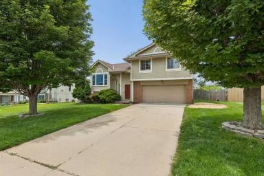 Main picture of 2402 King Dr