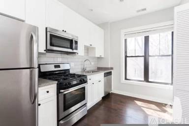 Main picture of 1600 W Belle Plaine Ave