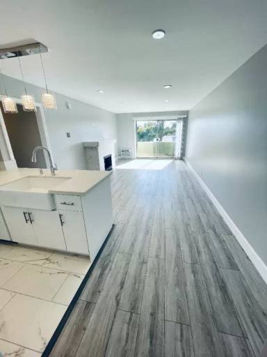 Main picture of 2414 S Barrington Ave