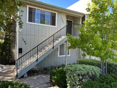 Main picture of 1295 Bond St