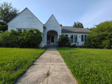 Main picture of 605 W Court St