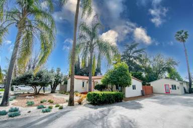 Main picture of 15946 Hart St