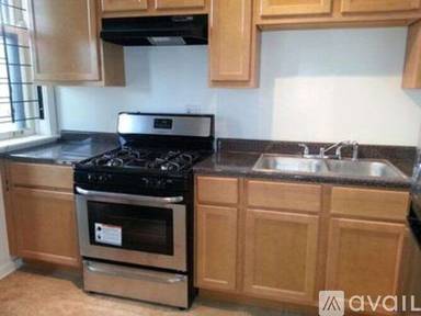 Main picture of 955 E 61st St