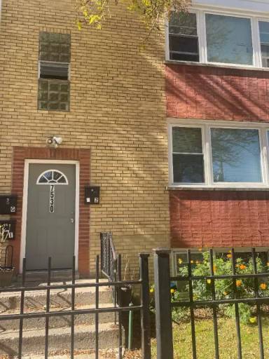 Main picture of 7530 N Damen Ave