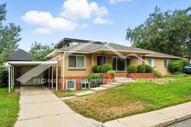 Main picture of 2425 N Raleigh St