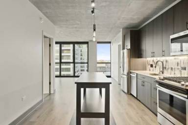 Main picture of 1355 W Lake St