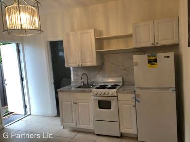 Main picture of 833 N Victoria Park Rd