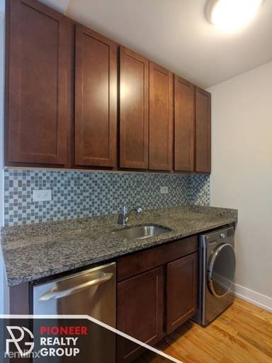Main picture of 550 W Arlington Pl Apartments