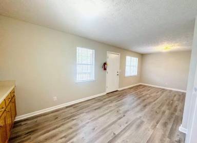 Main picture of 975 Post Oak Rd