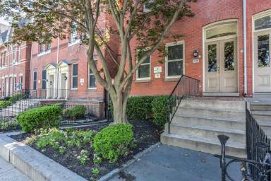 Main picture of 202 S 42nd St