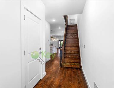 Main picture of 275 Travers Pl