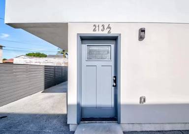 Main picture of 211 W 43rd St