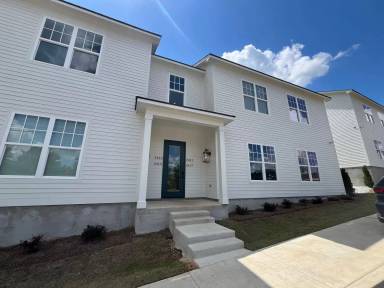 Main picture of 3 Bed 3 Bath Flat