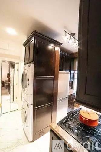 Main picture of 421 E 12th St