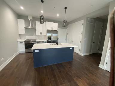 Main picture of 2219 N Clybourn Ave