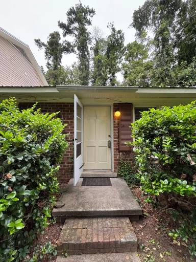 Main picture of 200 W Poplar Ave