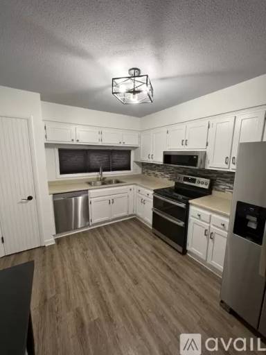 Main picture of 32 Currier Pl