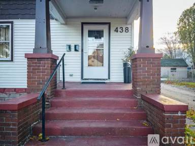 Main picture of 438 Maple St