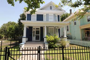 Main picture of 331 E 9th St