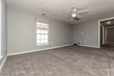 Main picture of 208 N 1st St