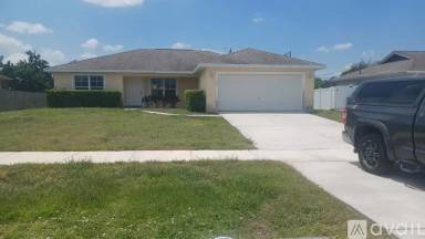 Main picture of 762 NW Floresta Dr