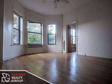 Main picture of 923 W Waveland Ave