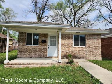 Main picture of 1016 W 42nd St