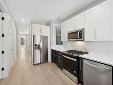 Main picture of 2818 W Fletcher St