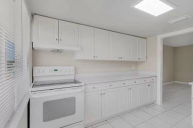 Main picture of 2927 SE 15th Pl