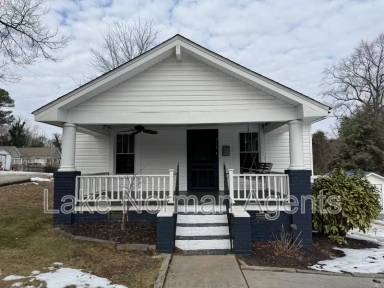Main picture of 318 N Academy St