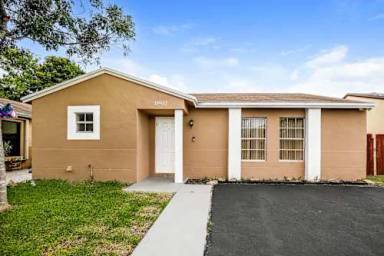 Main picture of 7477 NW 180th St