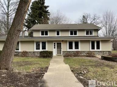 Main picture of W296N2920 Franciscan Rd