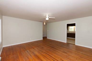 Main picture of 915 Country Club Rd
