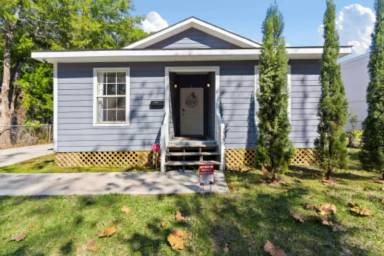 Main picture of 2556 Dohm St
