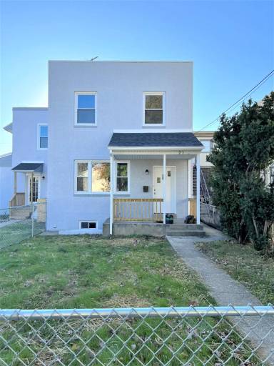 Main picture of 21 W Winona Ave