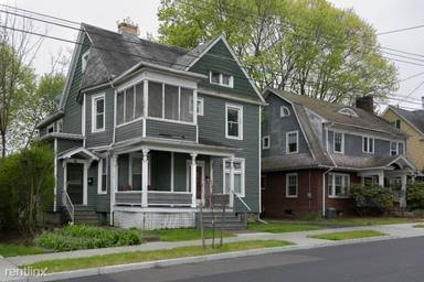 Main picture of 13 1/2 Lincoln Ave