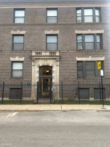 Main picture of 919 E 61st St