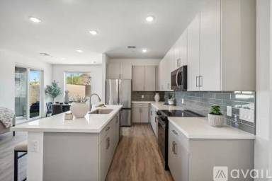Main picture of 2121 E Voltaire Ave