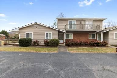 Main picture of 10 Woodstone Dr