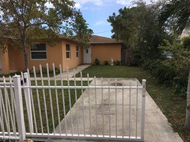Main picture of 10500 NW 36th Pl