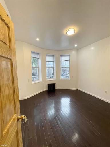 Main picture of 129 Nichols Ave
