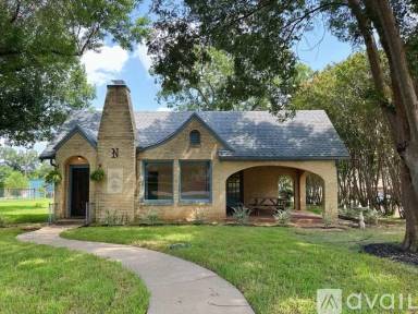 Main picture of 2726 Sanger Ave