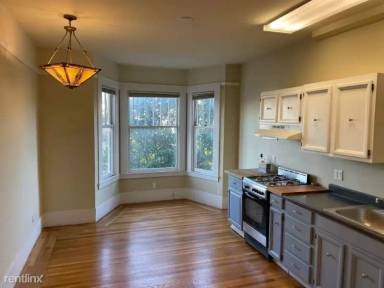 Main picture of 1845 Lake St