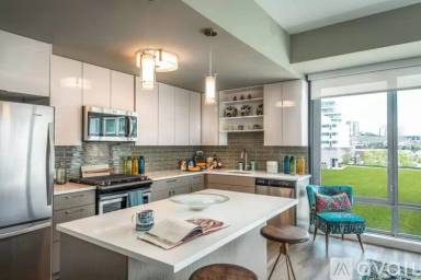 Main picture of 1001 Harbor Blvd