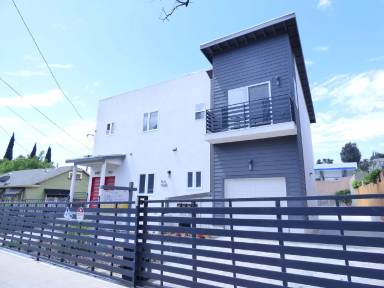 Main picture of 1945 Holly Dr