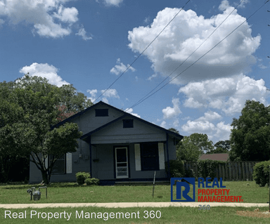 Main picture of 200 S Waxahachie St