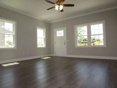 Main picture of 1094 20th St NE